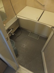 広々とした浴槽と壁のアクセントで、癒しの空間に 広々とした浴槽と壁のアクセントで、癒しの空間に